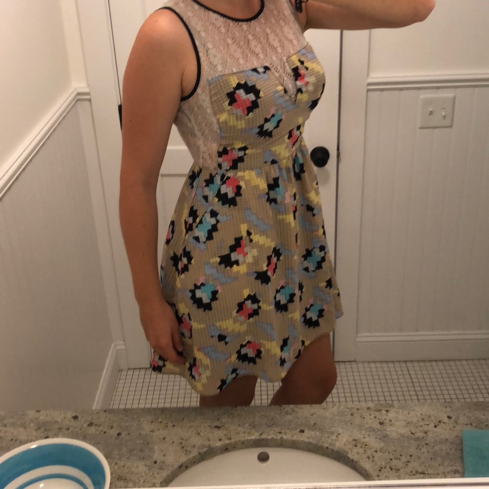 Patterned summer dress with lace neckline and back